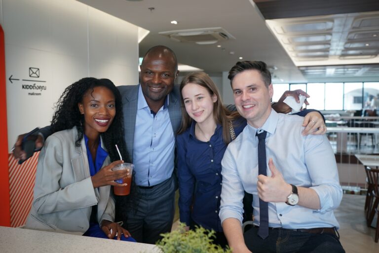 business women afro girl order a drink in cafe